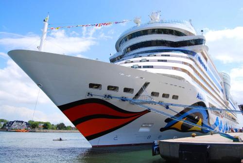 een cruiseschip is aangemeerd in het water bij Ferienwohnung Warnemünde Altstadt (RC) in Warnemünde