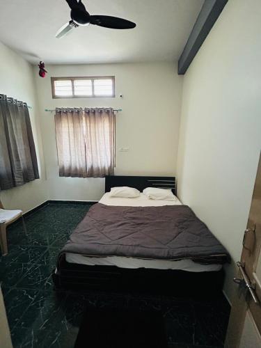 Giường trong phòng chung tại Pritam Homestay