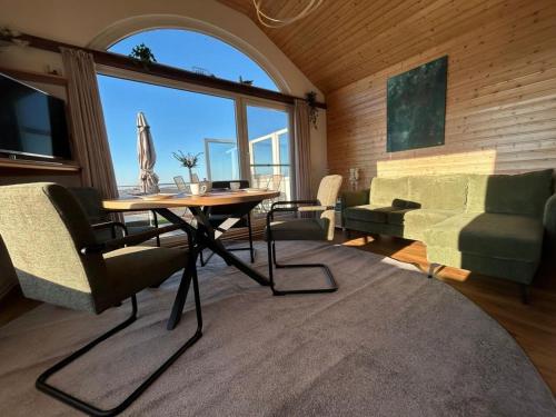 Et opholdsområde på NEU! Das kleine Rote Hoch-Haus