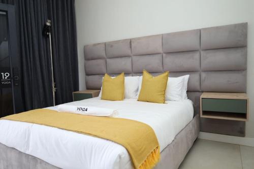 Кровать или кровати в номере Yoga Luxury Lodge