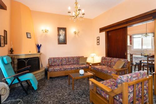 Et opholdsområde på Pylos Sunset Retreat with Panoramic Sea Views