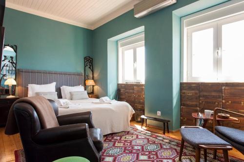 ein Hotelzimmer mit einem Bett und einem Stuhl in der Unterkunft ALTIDO Trendy studio with views to the Castle, in Graca in Lissabon
