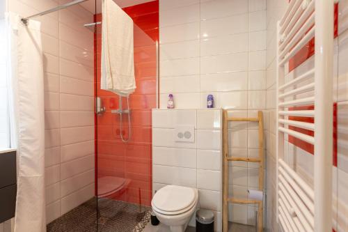 un baño con inodoro y ducha en Chambre - Dorine, en Aroue