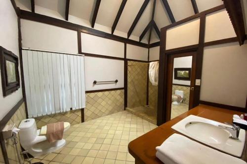 een badkamer met douche, wastafel en toilet bij Phuingfah in Ban Tai