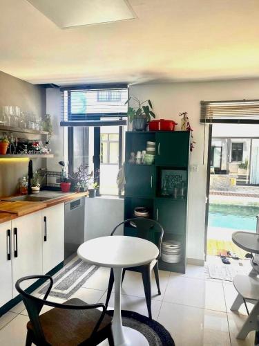 Atypical loft, pool and beach 2 mins away