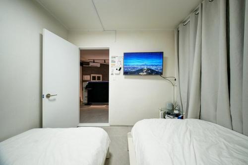 En eller flere senge i et værelse på Khan 숙소