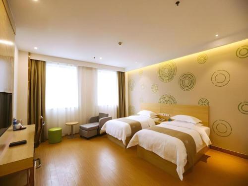 Postel nebo postele na pokoji v ubytování GreenTree Inn Xi'an Terracotta Warriors Huaqing Pool Metro Station