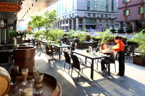 una mujer y un niño sentados en mesas en un restaurante en Crowne Plaza Beijing Chaoyang U-Town, an IHG Hotel, en Beijing