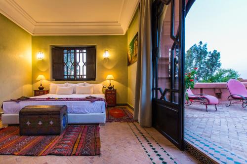 1 dormitorio con 1 cama y puerta que da a un patio en Ksar Salha en Marrakech