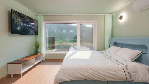 En eller flere senge i et værelse på Danyang greennarae dokche poolvilla Pens