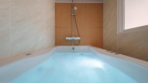 Et badeværelse på Danyang greennarae dokche poolvilla Pens