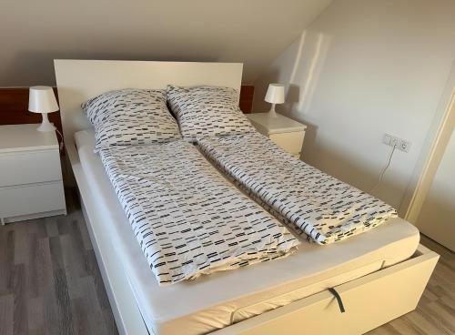 En eller flere senge i et værelse på Fewo Weitsicht