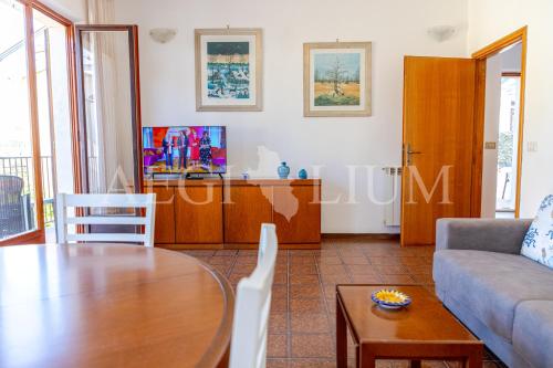 una sala de estar con una mesa y un sofá en Giglio Bianco, en Campese