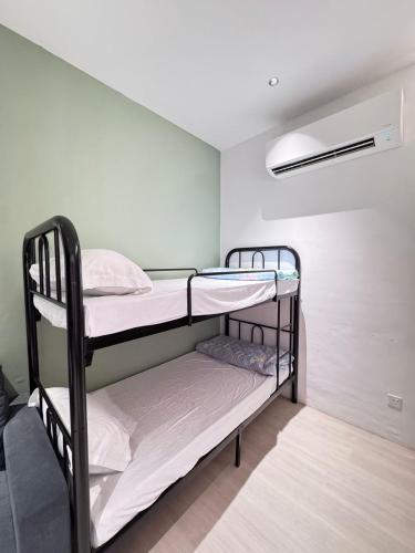 Ένα ή περισσότερα κρεβάτια σε δωμάτιο στο RTS - ROXY Apartment Sematan Family Studio