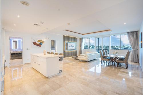 Palm Home next to Nakheel Mall with Private Beach