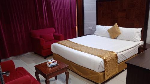 ein Hotelzimmer mit einem Bett und einem Stuhl in der Unterkunft أرقى خيال للوحدات السكنية in Chamis Muschait