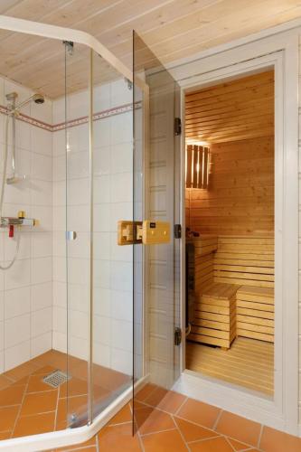 a shower in a bathroom with a sauna at Bekkeblom, family cabin with extension in Hafjell in Hafjell