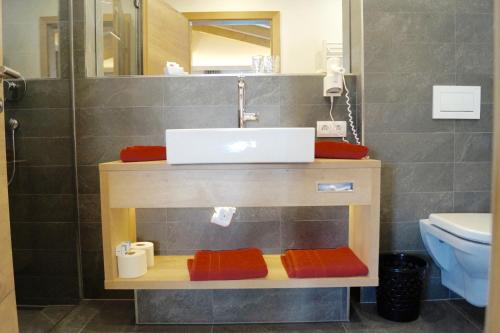 A bathroom at Unterwirt
