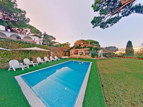 une piscine dans la cour d'une maison dans l'établissement Premium Habitat Les Villes, à Arenys de Mar