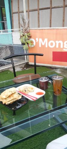 MuaratembesiHOTELL Bumi的一张玻璃桌,上面有一盘食物