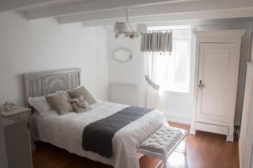 Habitación blanca con cama y ventana en Le coup de coeur en Coincy
