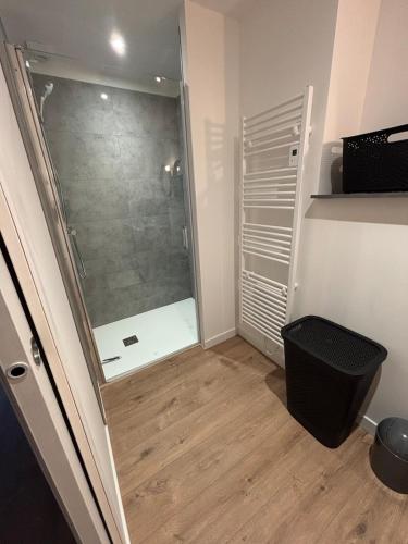 una doccia con una porta in vetro in un bagno di Verdun a Savenay