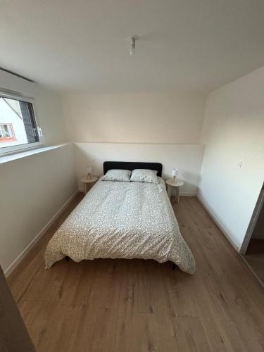 una camera con un letto con due comodini di Verdun a Savenay