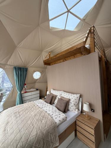 een slaapkamer met een bed in een tent bij Glamping Geodome Horní Blatná in Horní Blatná