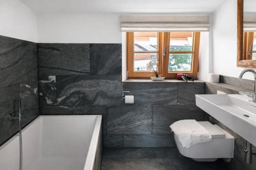 Et badeværelse på Chalet Kreuth II - Private Alpine Chalet next to Tegernsee for Family & Friends - including Sauna & free parking