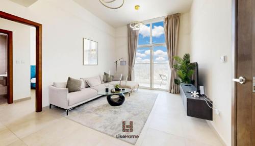 Family-Friendly 2BR in Azizi Plaza with Pool & Gym