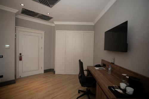 TV a/nebo společenská místnost v ubytování Batumi World Palace