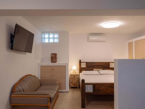 Postel nebo postele na pokoji v ubytování Folegandros Galano Hideaway - Moniasma SeaViews