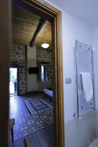 - Baño con ducha a ras de suelo junto a la habitación en Domaine de Chouchene, en Şaḩrat al Qashsh