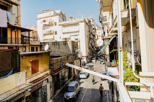 uitzicht op een straat met gebouwen bij Jordan Home in Napels