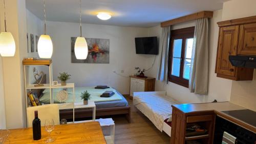 a small room with a bed and a table at Gemütliches Apartment - Kanzelhöhe - Gerlitzen in Treffen