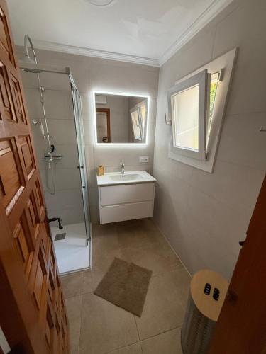 Et badeværelse på Luces Del Mar Beautiful bungalow with seaview near to Moraira