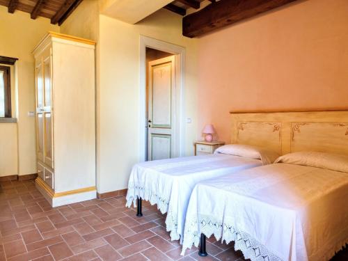 En eller flere senge i et værelse på Beautiful farmhouse with swimming pool