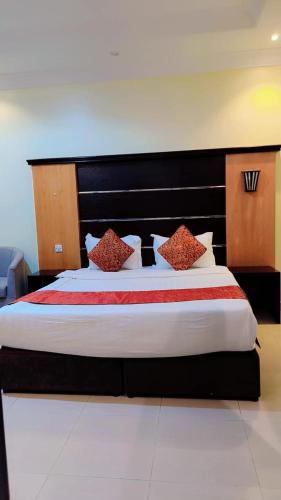 Giường trong phòng chung tại أرقي خيال للاجنحة الفندقية