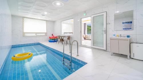 un ampio bagno con piscina con vasca di Gapyeong Ciere Poolvilla a Gapyeong