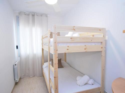een paar stapelbedden in een kamer bij Gaudi Contemporani in Mataró