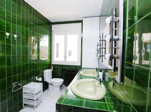 Et badeværelse på La casa del Pi · La casa del Pi · House in the city, next to Barcelona and beach