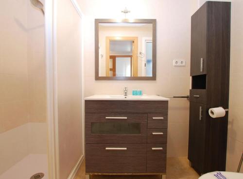 Et badeværelse på La Platgeta · La Platgeta · Ideal family apartment, with private terrace