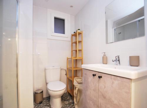 un baño con inodoro y lavabo en Santa Maria apartment, en Vilassar de Mar