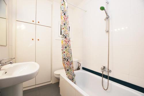 Premia Palm View في بريميا دي مار: حمام مع حوض استحمام ومغسلة ومرحاض