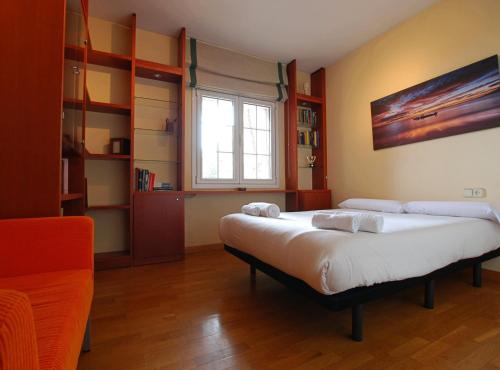 ein Schlafzimmer mit zwei Betten und einem Fenster in der Unterkunft Villa Magnolia in Mataró