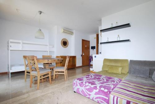 un soggiorno con un tavolo e un divano di Waves and sky a Montgat