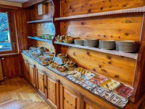 een keuken met een buffet met borden en eten bij Locanda del Lysjoch in Gressoney-la-Trinité