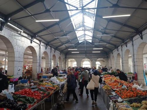 サン・クロードにあるLe T3 AVEC DEUX CHAMBRESの農産物市場を歩く人々のグループ