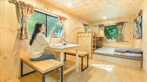 Un pat sau paturi într-o cameră la Gapeyong Donghwa Caravan