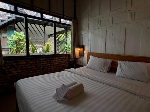 Giường trong phòng chung tại Habana Hotel